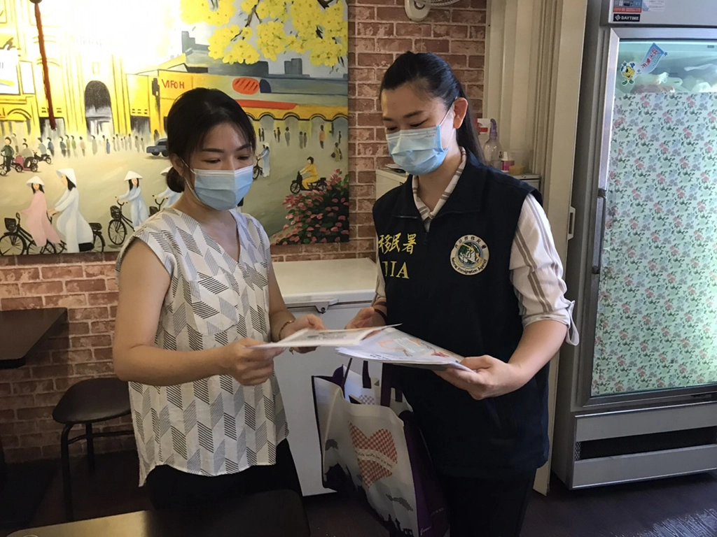 經營越南餐廳「奧黛越南料理」餐廳的陳玉水（左）表示，店裡使用的豬肉都是購買政府合格商標肉品。