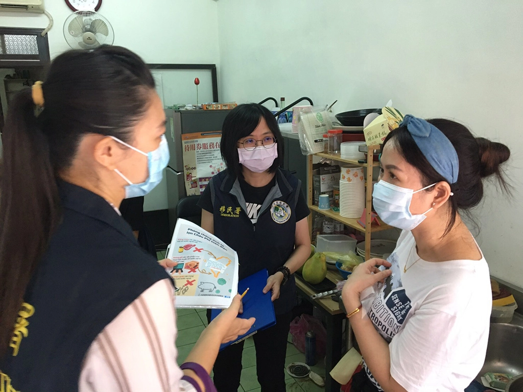 因應中秋節即將到來，為全面防範非洲豬瘟趁機入侵各類應景食品，移民署派員前往新住民姊妹經營之店面進行宣導。