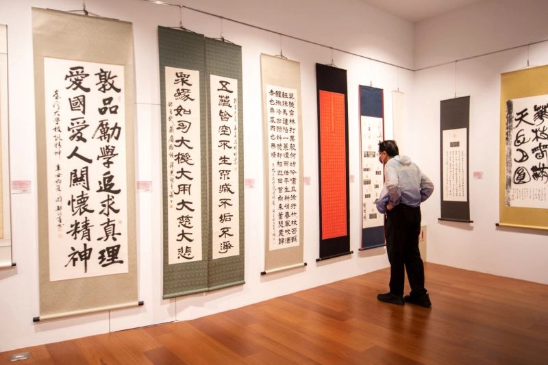 民眾參觀「藝振人心_大愛傳情」展覽
