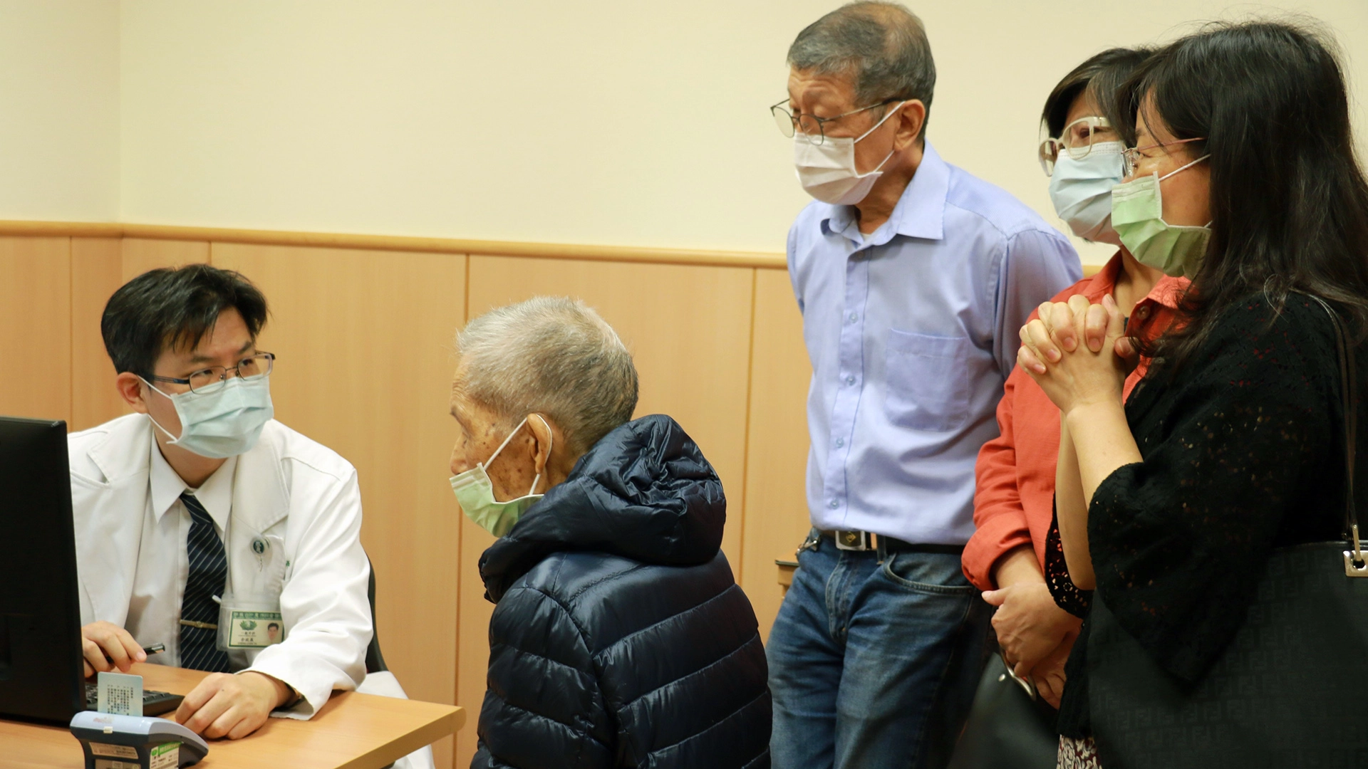 余政展主任向老翁與家人說明術後注意事項。