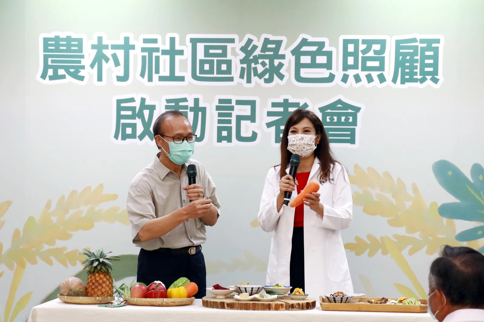 李婉萍營養師向陳副主任委員解說高齡者營養餐食所需之維生素