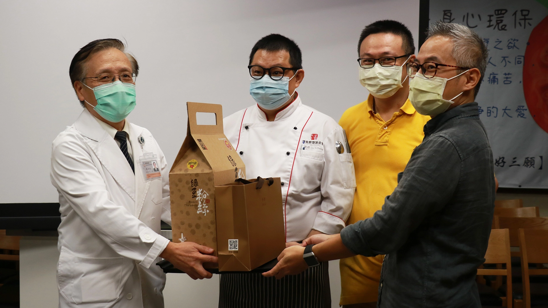臺中慈濟醫院院長簡守信（左）感恩澧食公益飲食文化教育基金會童儀展（右）率同仁與醫院營養科進行蔬食輔導交流。