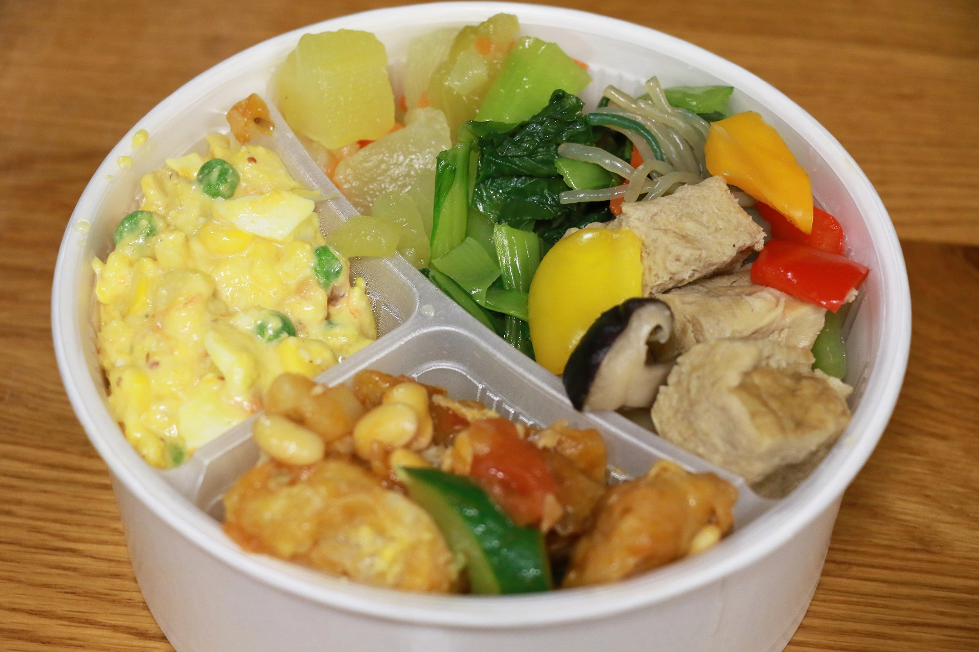 臺中慈濟醫院同仁享用視覺與口感令人驚艷的健康蔬食餐。