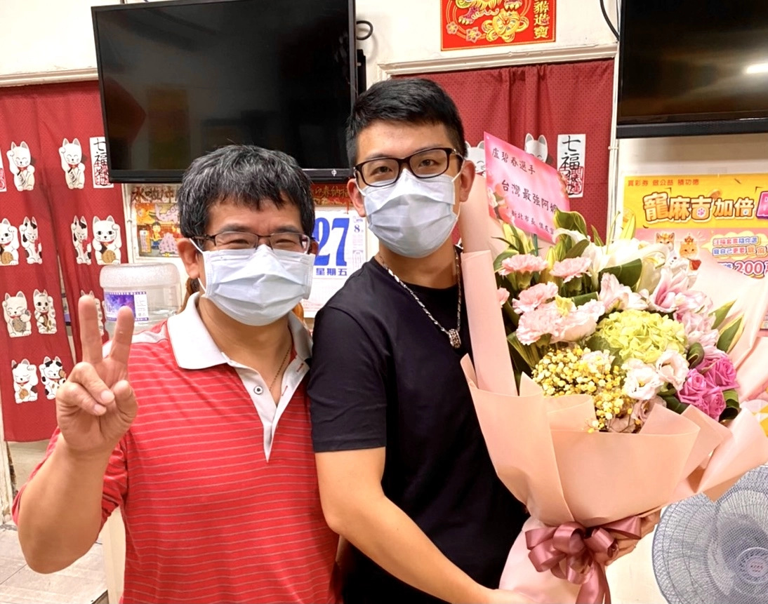 盧碧春丈夫林我欽與兒子開心接受市府祝福心意。