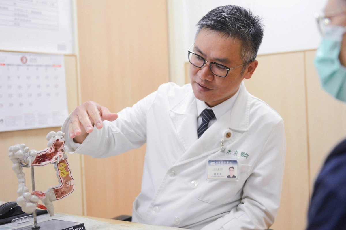 蕭光宏主任看診示意照。