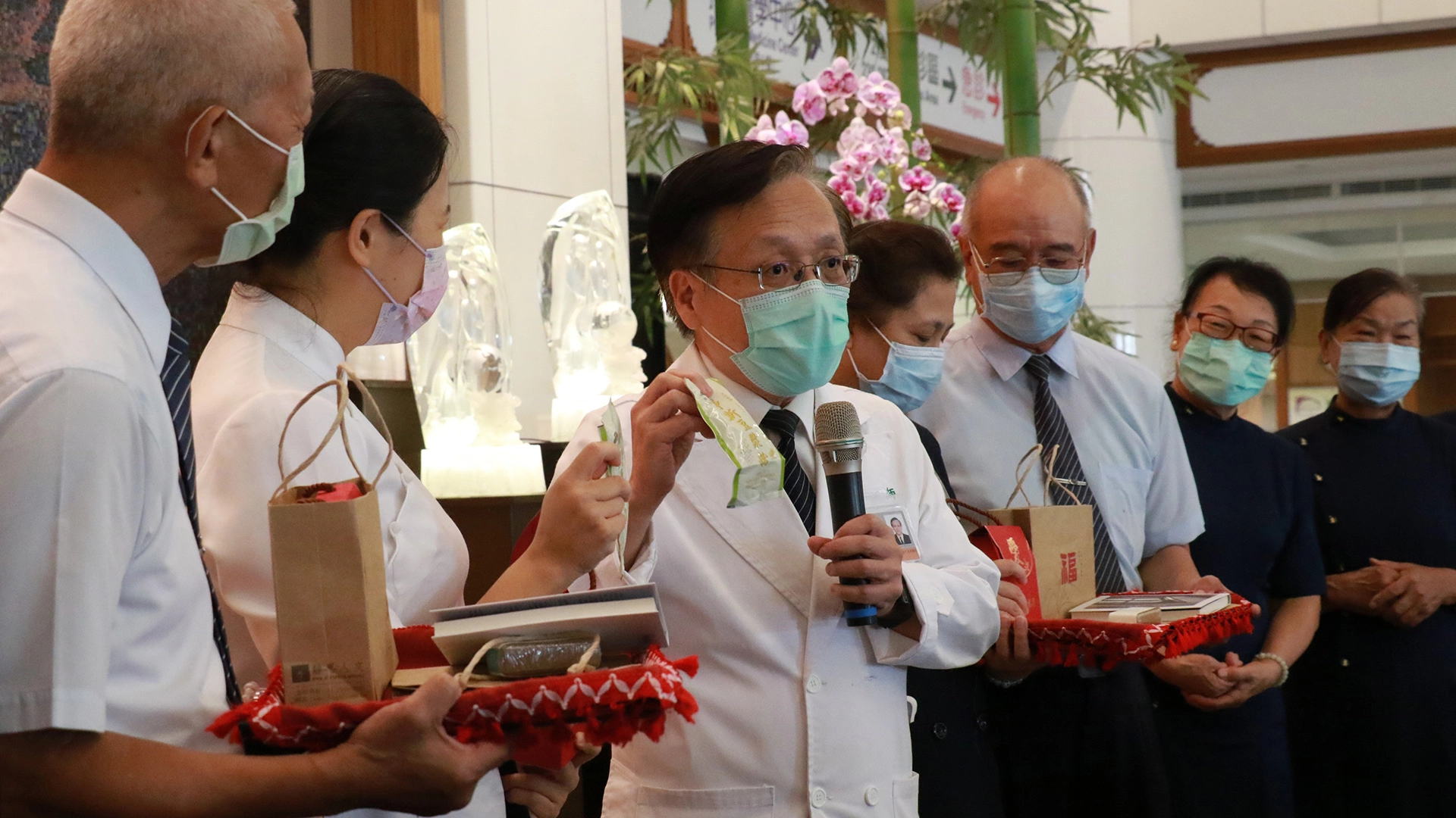 簡守信院長（左三）推荐豆漿粉又營養又方便，是對健康最好的植物蛋白質。