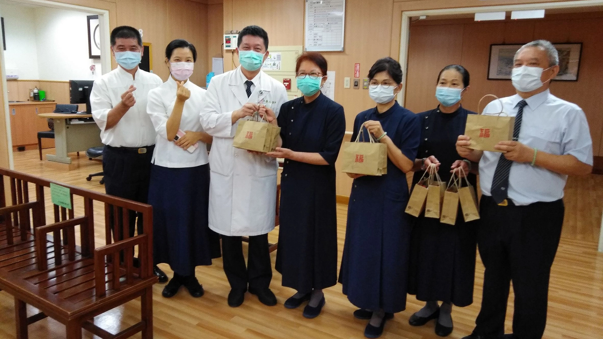 靜思書軒營運長蔡青兒（左二）與志工將結緣品親自送到醫療單位。
