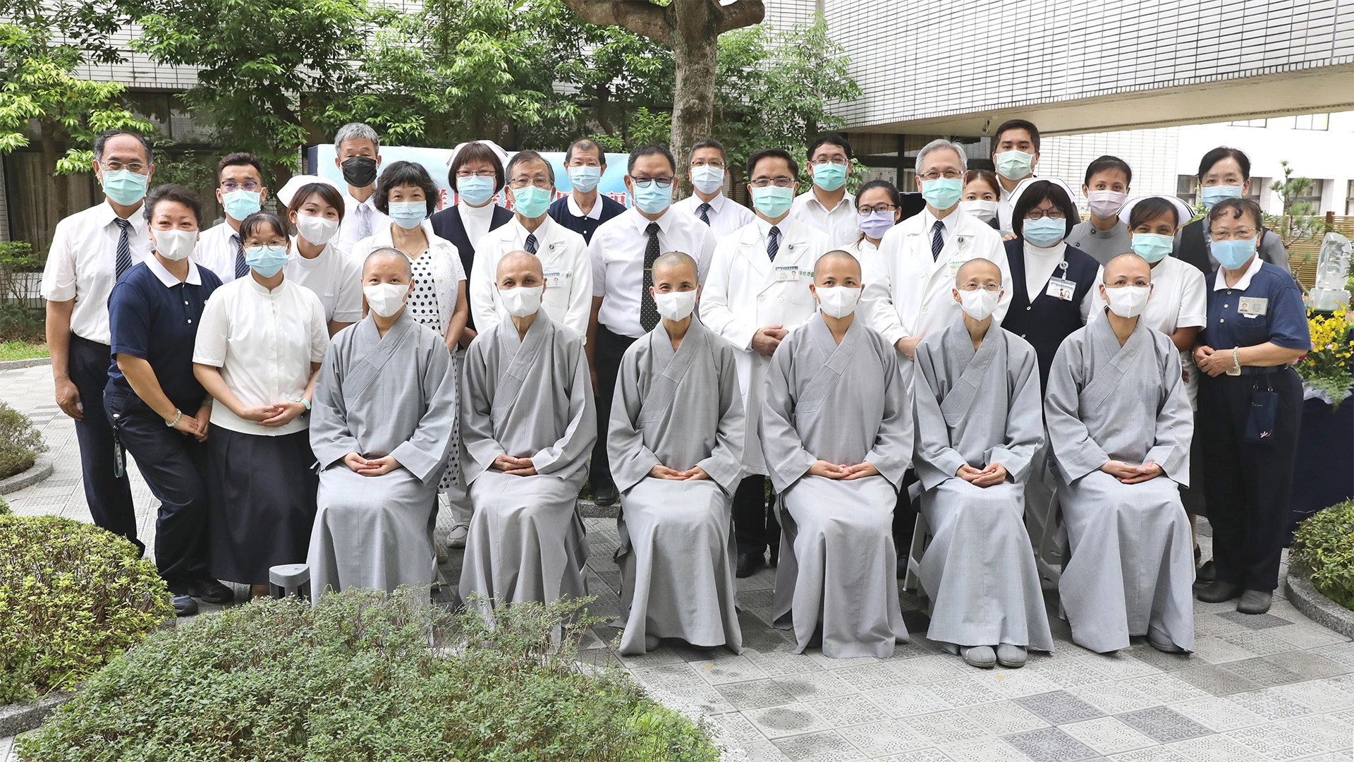 花蓮慈濟醫院八月三十日下午在心蓮病房空中花園舉辦「孝親感恩祈福會」。