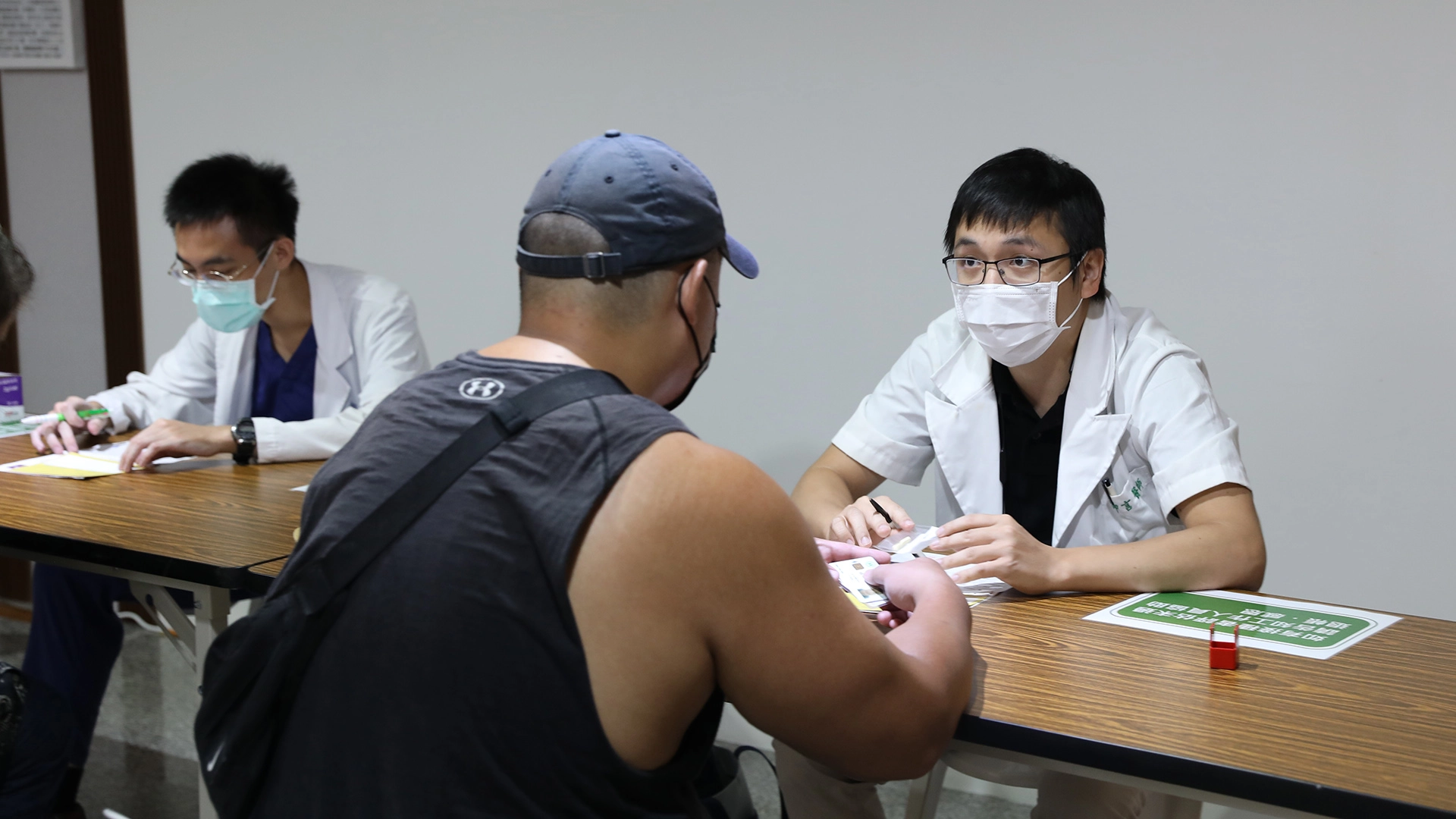 開學前夕，花蓮慈濟醫院開辦疫苗專責門診，為第3階段的教師施打第一劑疫苗，還有消防隊員施打第二劑疫苗