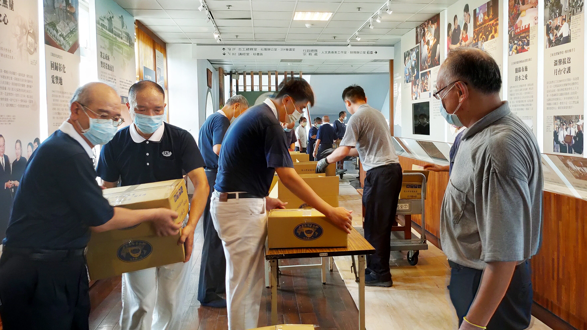 慈濟提供彰化縣近萬戶弱勢學童家庭暑期營養食品，在彰化靜思堂進行第二批「安心生活箱」打包。
