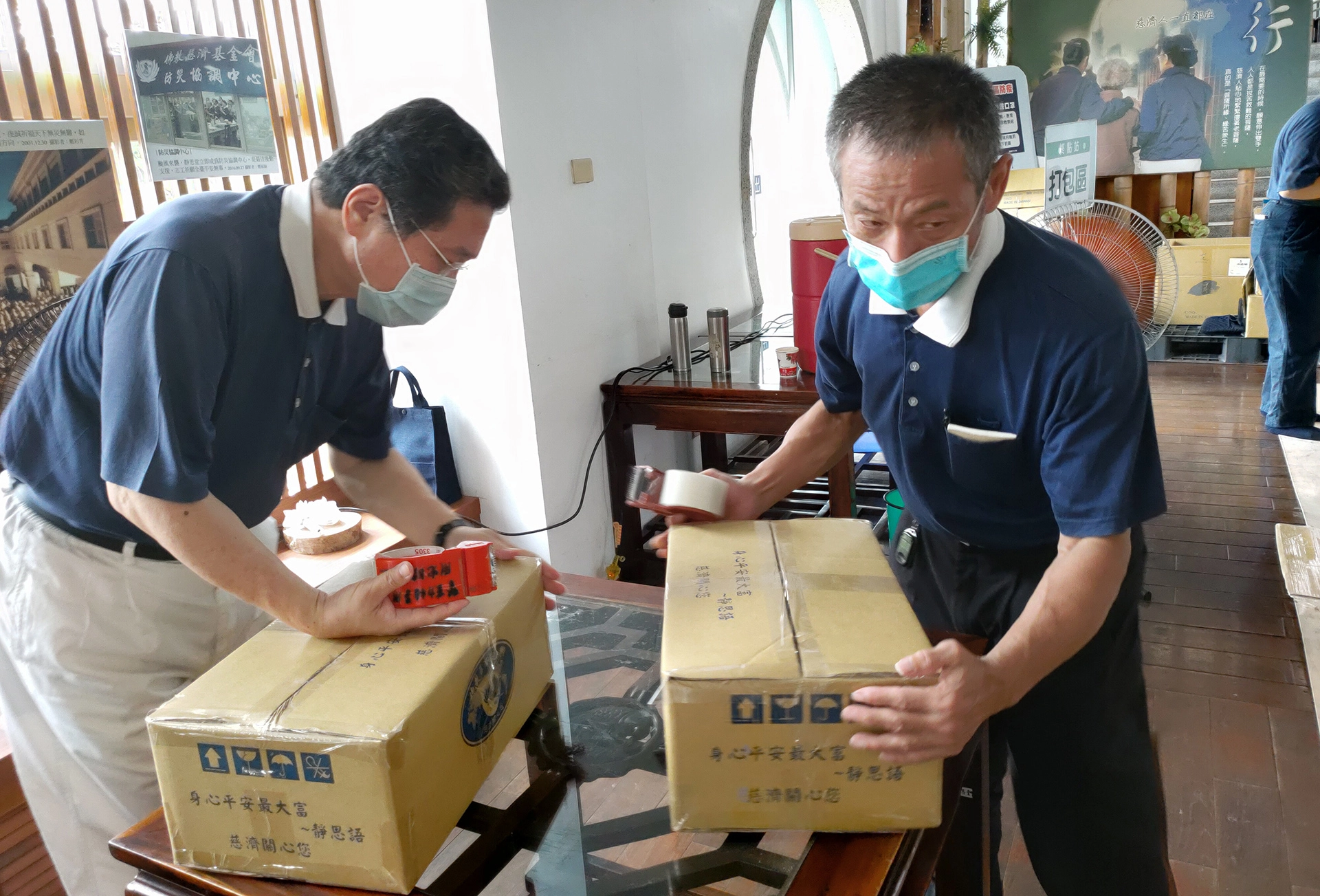 來自小康家庭的陳國政(右一)分享孩子都有穩定工作，自己很歡喜能為弱勢孩童付出。