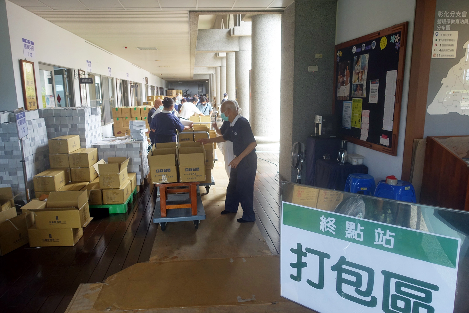 慈濟提供彰化縣近萬戶弱勢學童家庭暑期營養食品，在彰化靜思堂進行第二批「安心生活箱」打包。