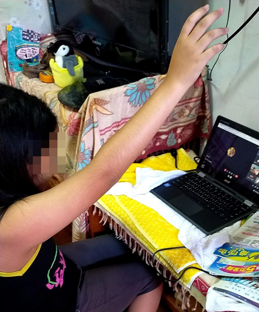 陽光社工送來二手筆電，助劉爸爸女兒不因疫情斷學。
