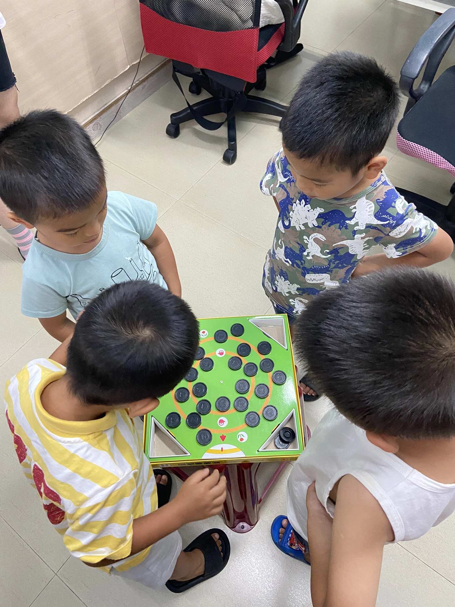 記憶轉轉盤桌遊非常受後山孩童喜歡，每天都有孩子悄悄藏起黑色圓蓋想第一時間搶來玩(圖片提供/花蓮善牧兒童之家)