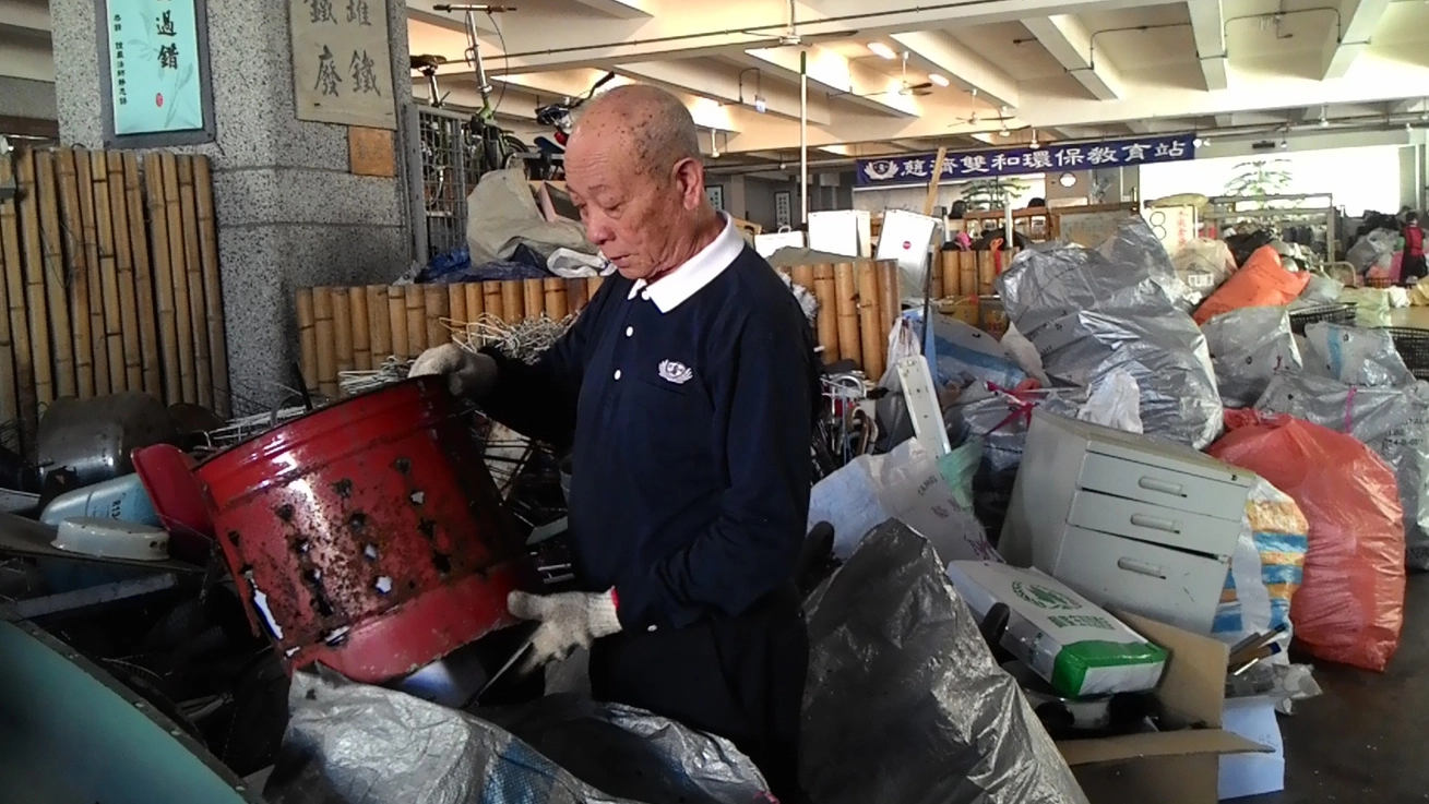 蕭金昌「做環保、救地球」，又大多與破銅爛鐵為伍，果然是位隱身在社區鄰里及家裡的「鋼鐵人」。