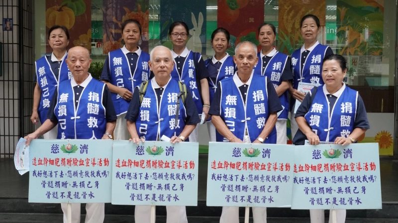 「快樂做志工、輕鬆無煩惱！」如今是蕭金昌(前左一)的心情寫照，投身慈濟志工至今三十年，各類大小活動積極參與。