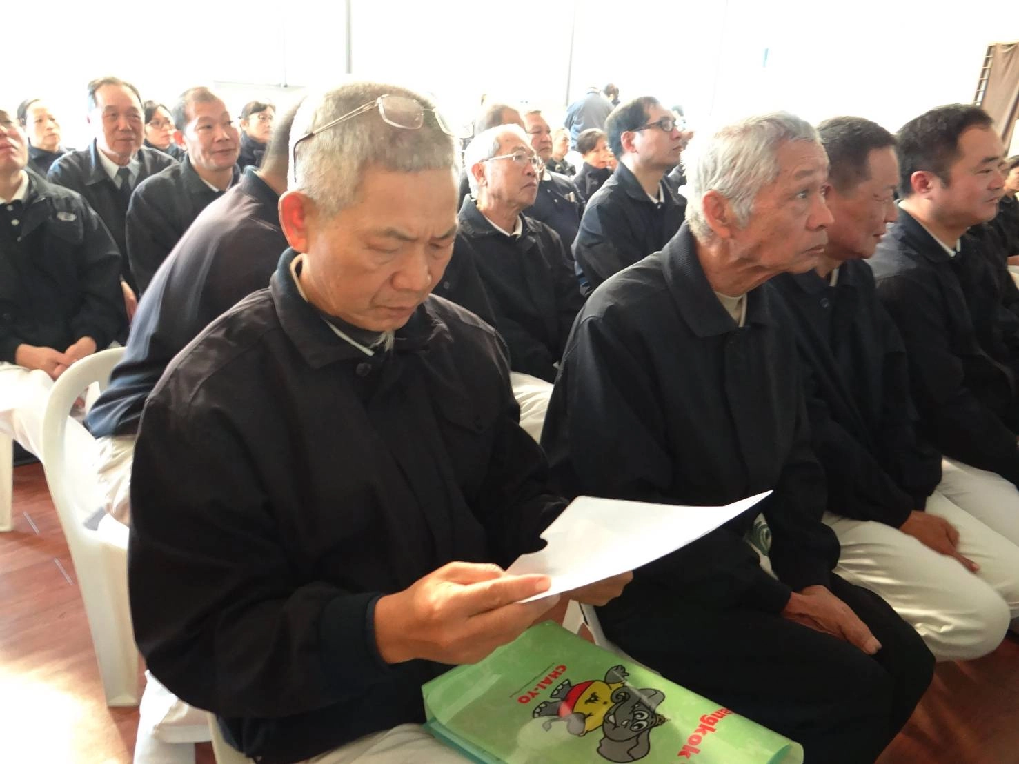 陳水池(左一)成為慈濟志工後，經常參加活動，並擔任幹部。