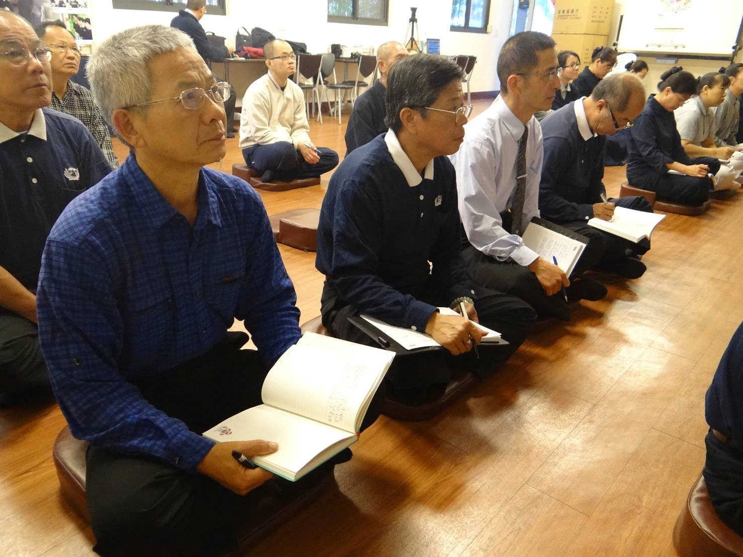 陳水池(左一)成為慈濟志工後，經常參加活動，並擔任幹部。