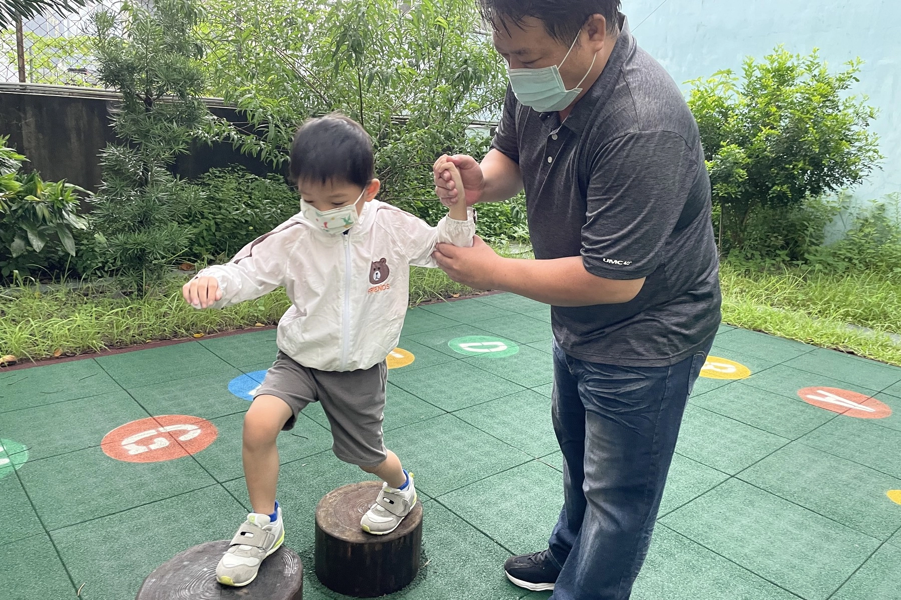 在疫情期間,爸爸經常和小明一起玩。