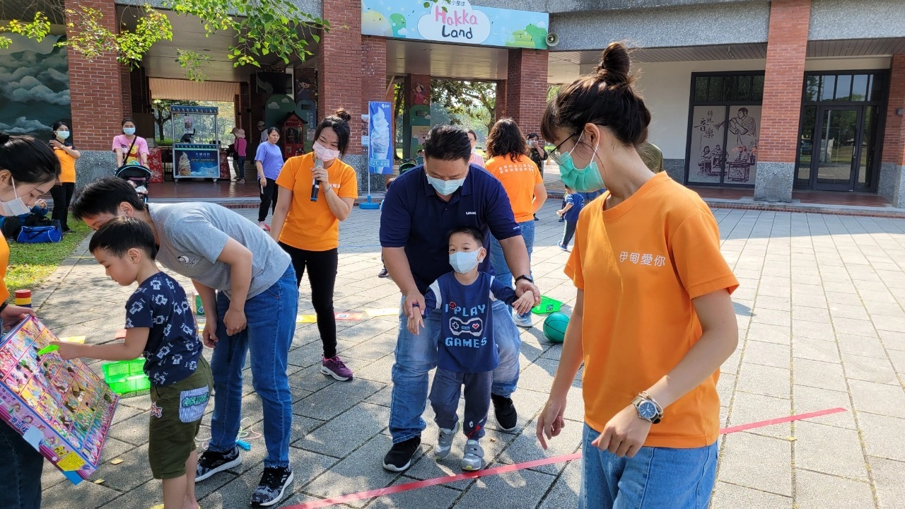 東港早療中心鼓勵男性參與育兒教養，利用親子旅遊時增進互動。