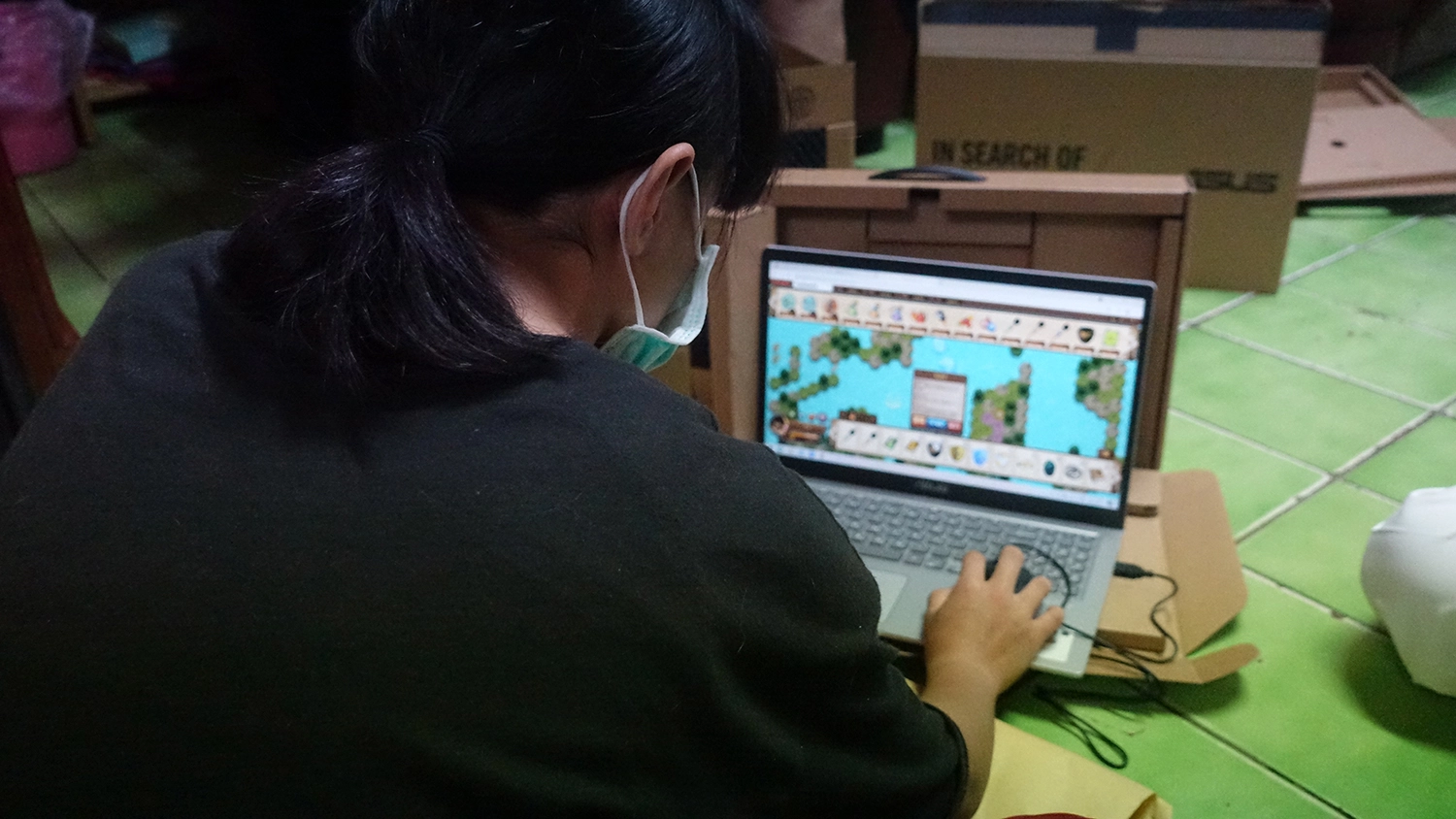 余同學拿到全新筆電，連上PaGamO線上教育平台示範給志工看。(攝影：陳誼謙)
