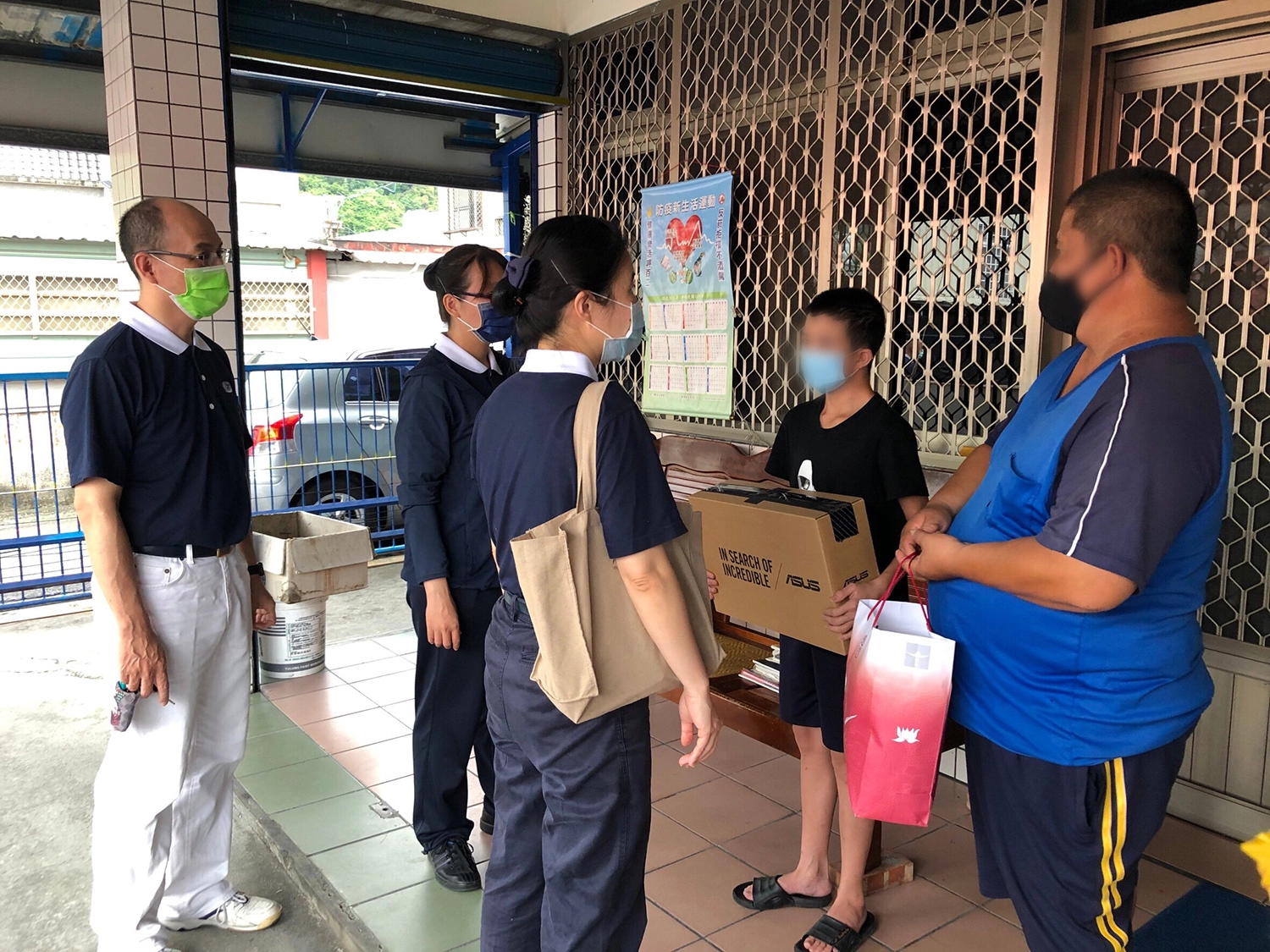 慈濟提供筆電給弱勢家庭孩子，慈濟志工持續送愛到家。(攝影：張揚川)