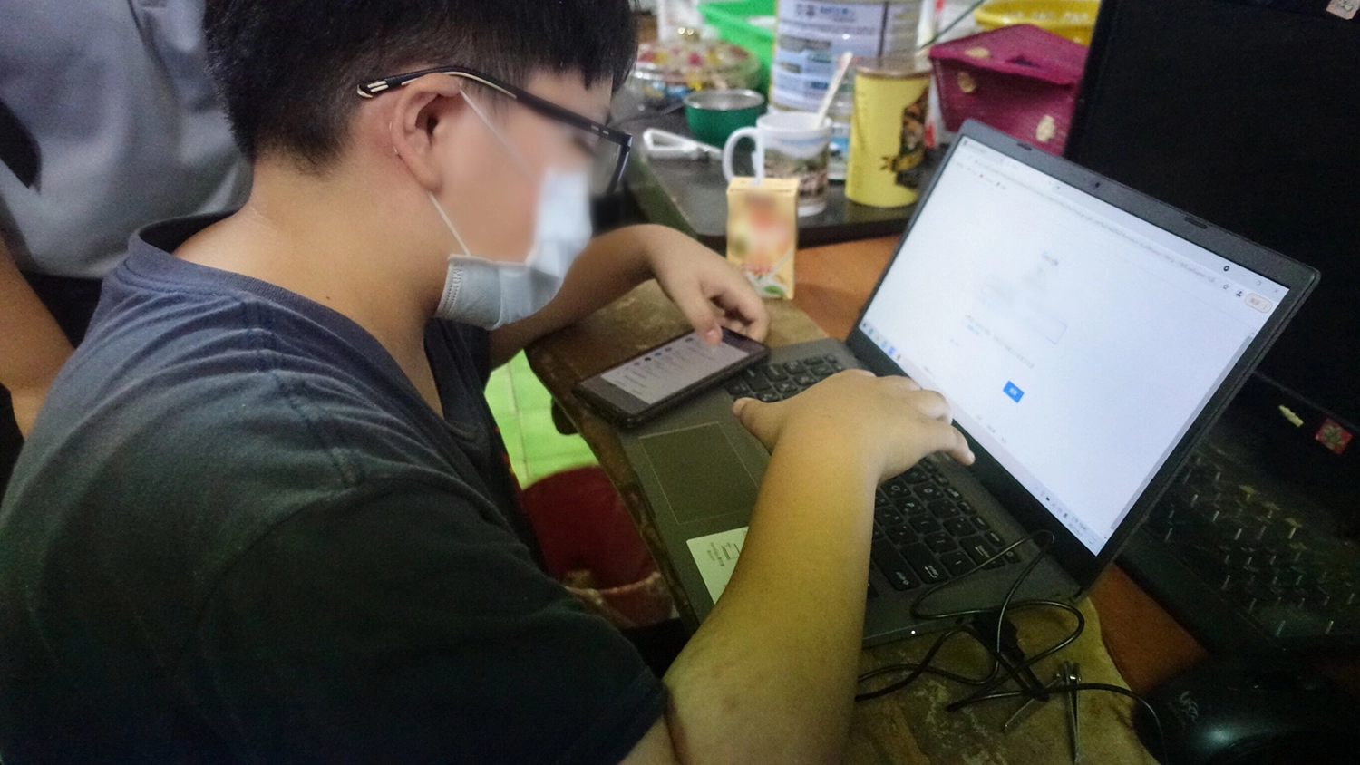 余家大女兒之前用手機看作業，眼睛不舒服，他表示用筆電看，字比較大，眼睛比較舒服。(攝影：陳誼謙)
