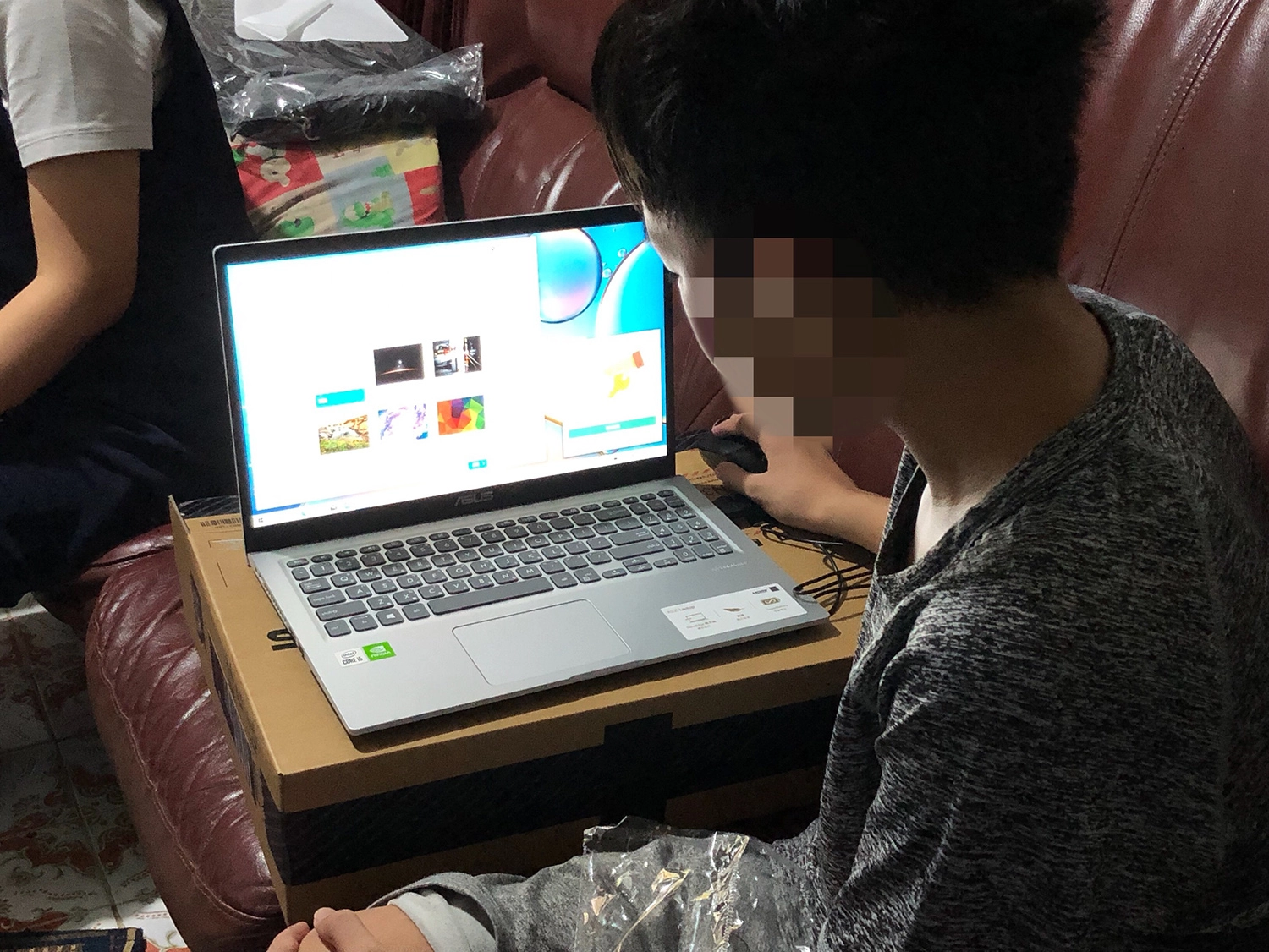 許同學打開筆電介紹平常上花蓮親師生平台，他表示用筆電看，眼睛比較舒服。(攝影：陳誼謙)