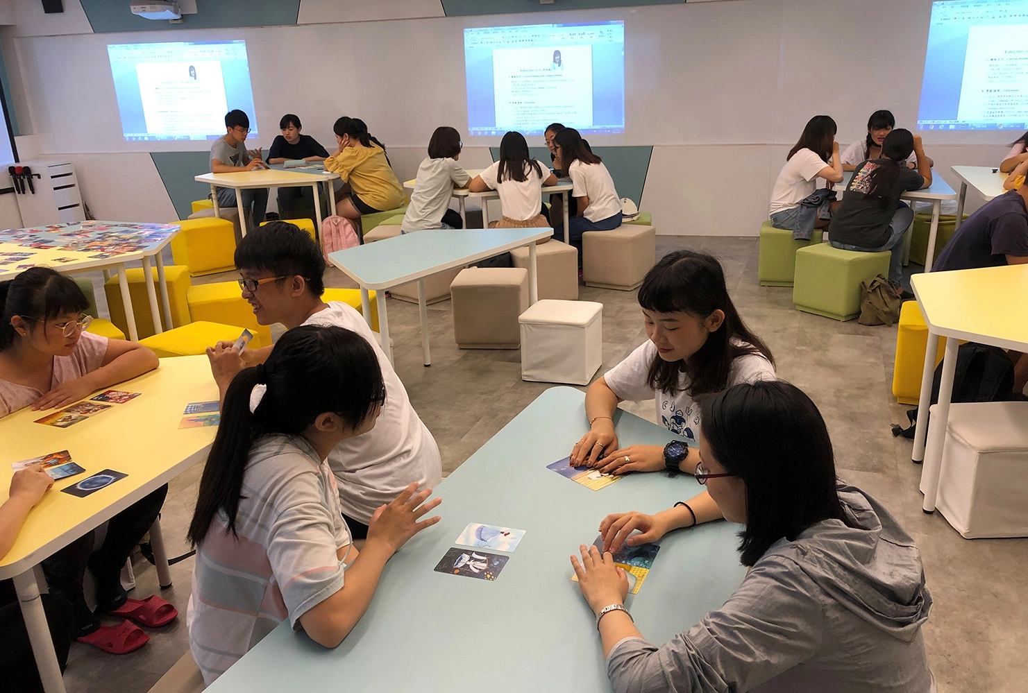 靜宜大學透過牌卡桌遊等媒材工具辦理職涯輔導活動，吸引學生參與並協助其職涯規劃。(108年11月拍攝)