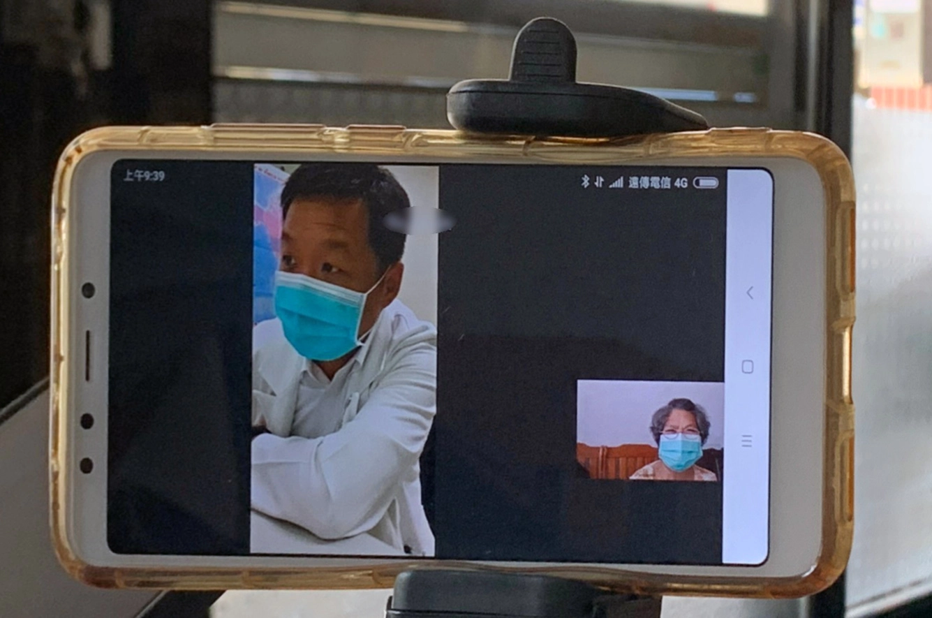 疫情期間，花蓮慈院家庭醫學科謝至鎠醫師（左），透過視訊為戴奶奶看診。