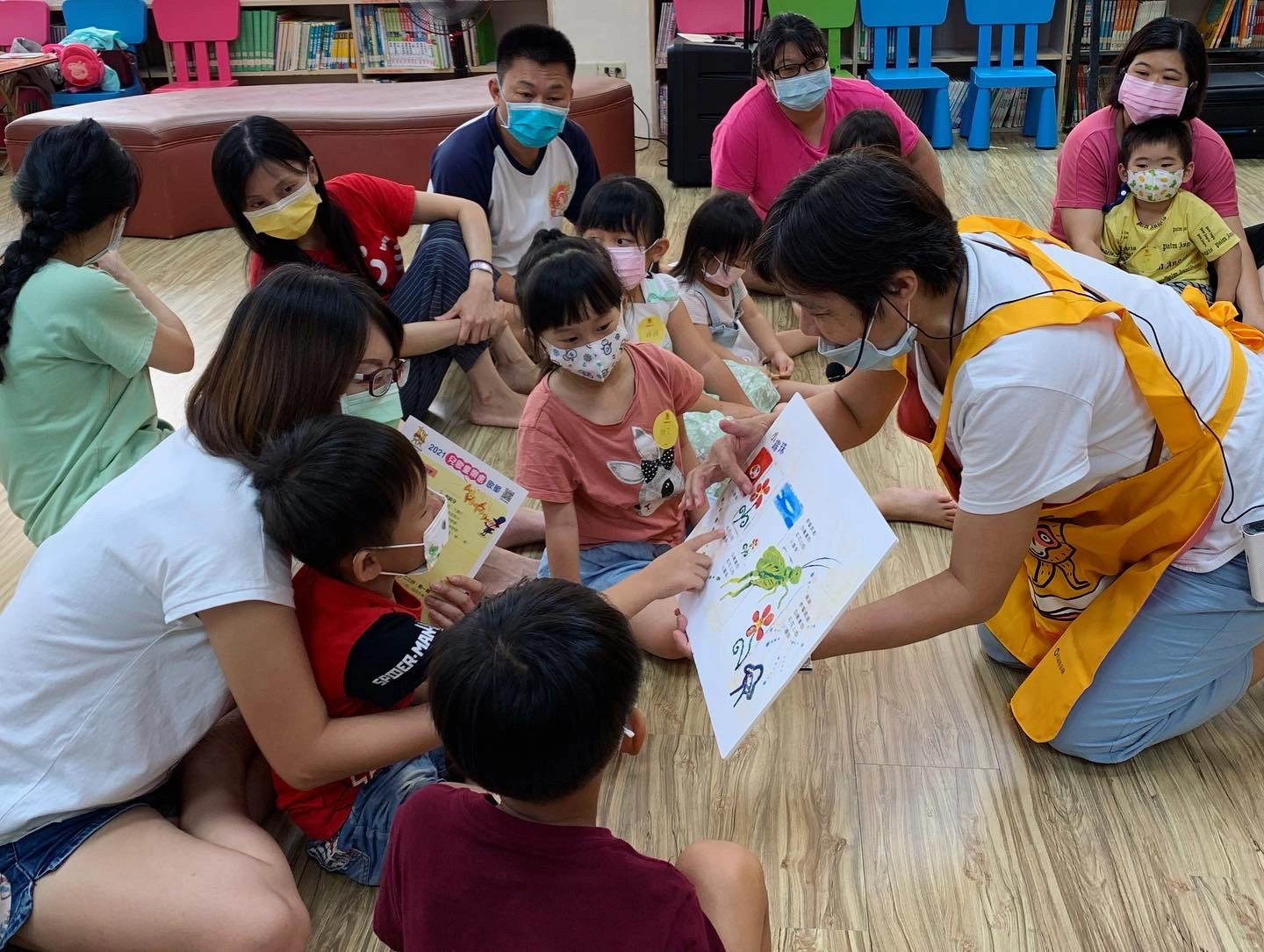 疫情趨緩澎湖的親子們走進圖書館來段甜蜜有趣的兒歌童樂會。