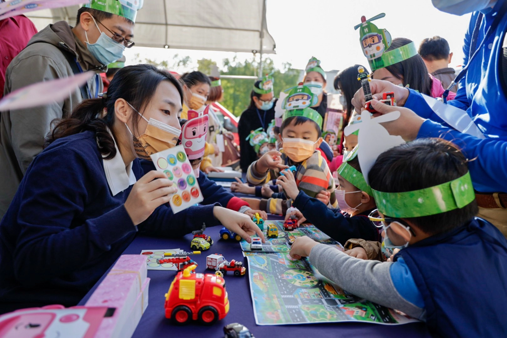 慈濟與花蓮警消舉辦親子防災體驗活動，說明在路上遇到消防車、救護車可以如何禮讓。