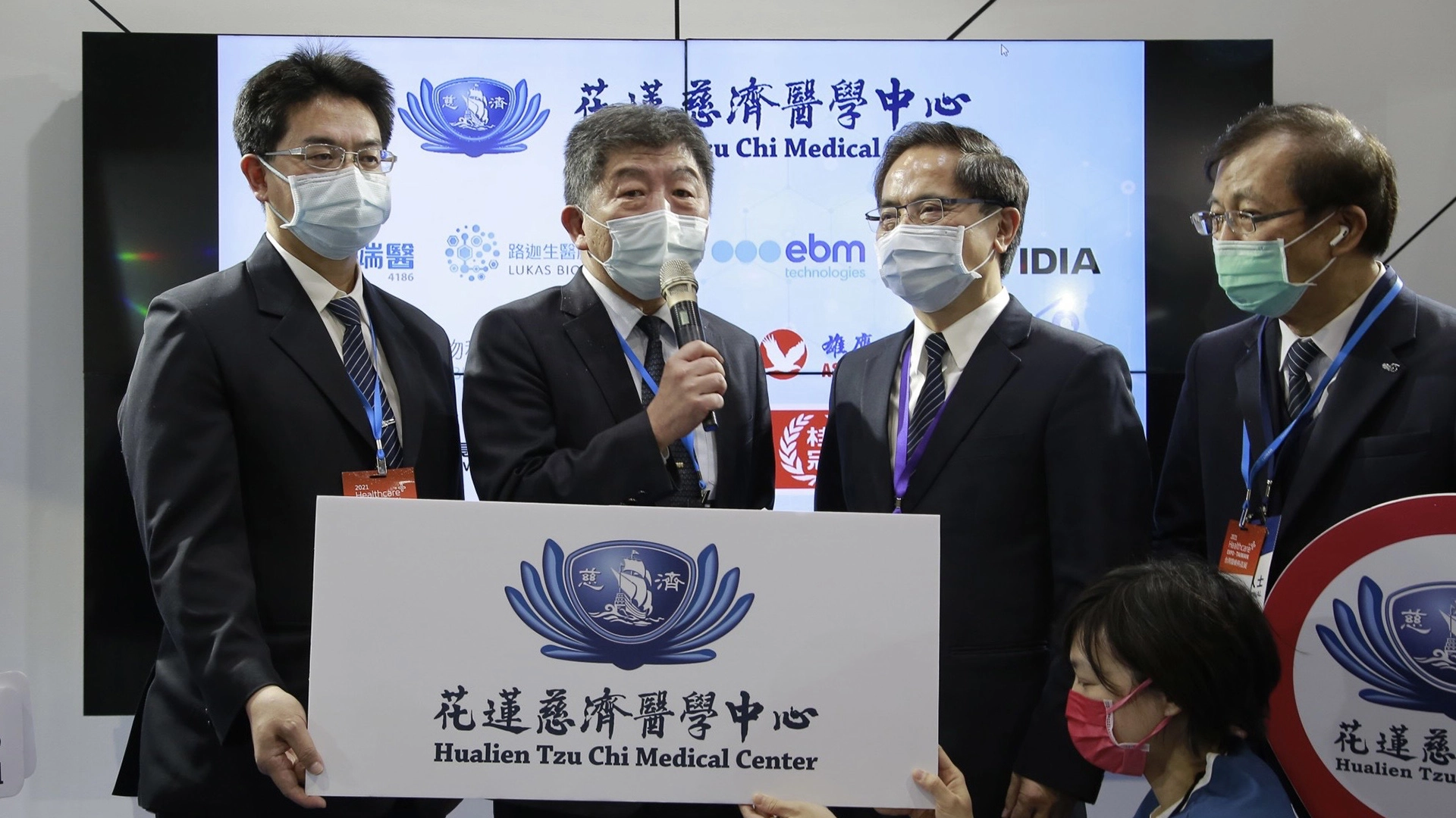 衛福部部長陳時中到花蓮慈濟醫院展攤，特別向慈濟人感恩，以及花蓮慈濟醫院對防疫政策及疫苗施打作業的支持與配合。