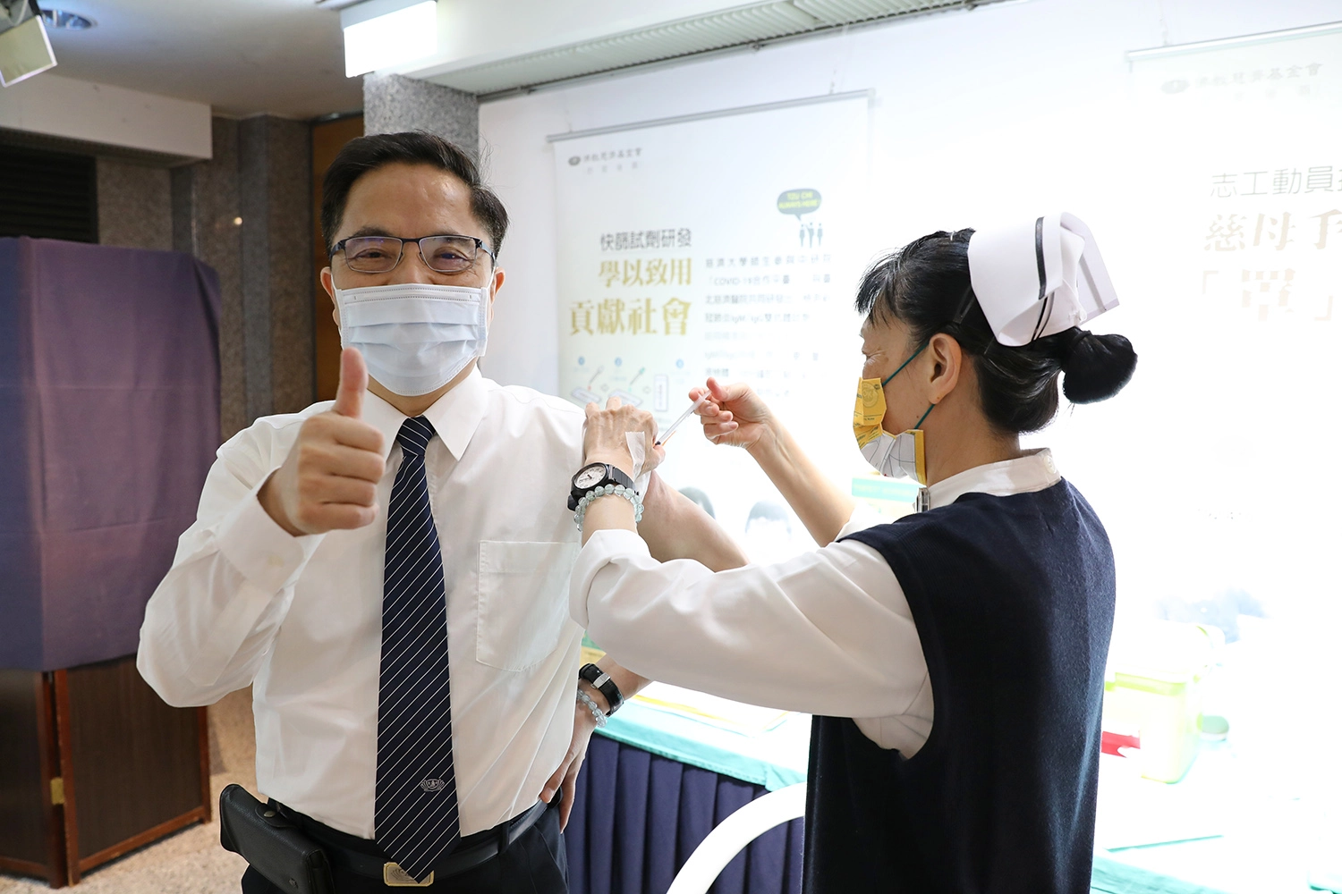 花蓮慈院院長林欣榮至花蓮靜思堂疫苗門診接種第三劑新冠疫苗。