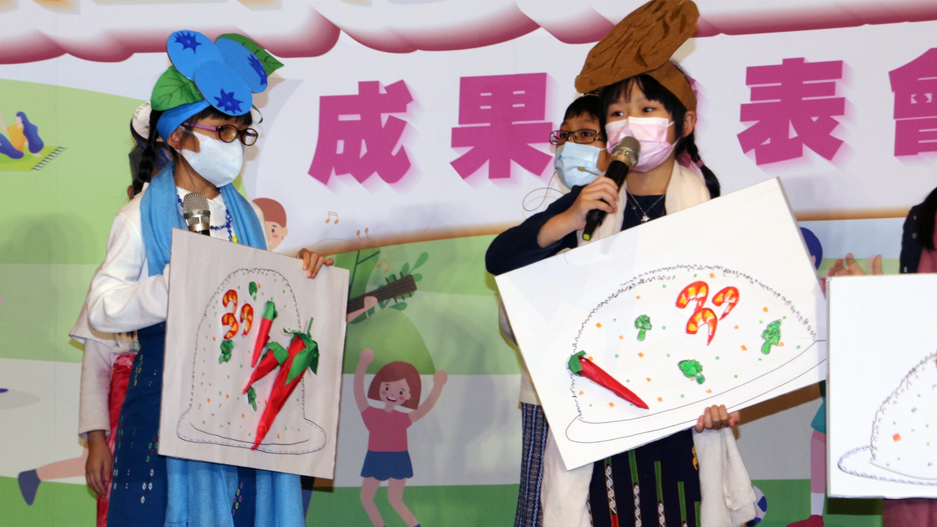 小虹（左）在月食戲劇表演精湛的演出，獲得大家的肯定。