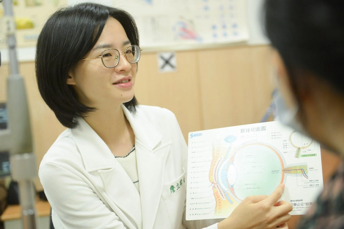 台北慈濟醫院眼科部詹立瑋醫師看診照(示意圖)。