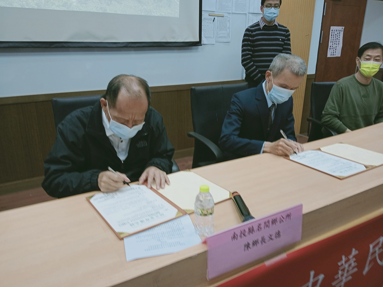 慈濟與南投縣名間鄉公所12月8日簽署防災合作備忘錄，由鄉長陳文德(左)、慈濟志工洪浚圭(右)代表簽訂。(攝影：許昆龍)