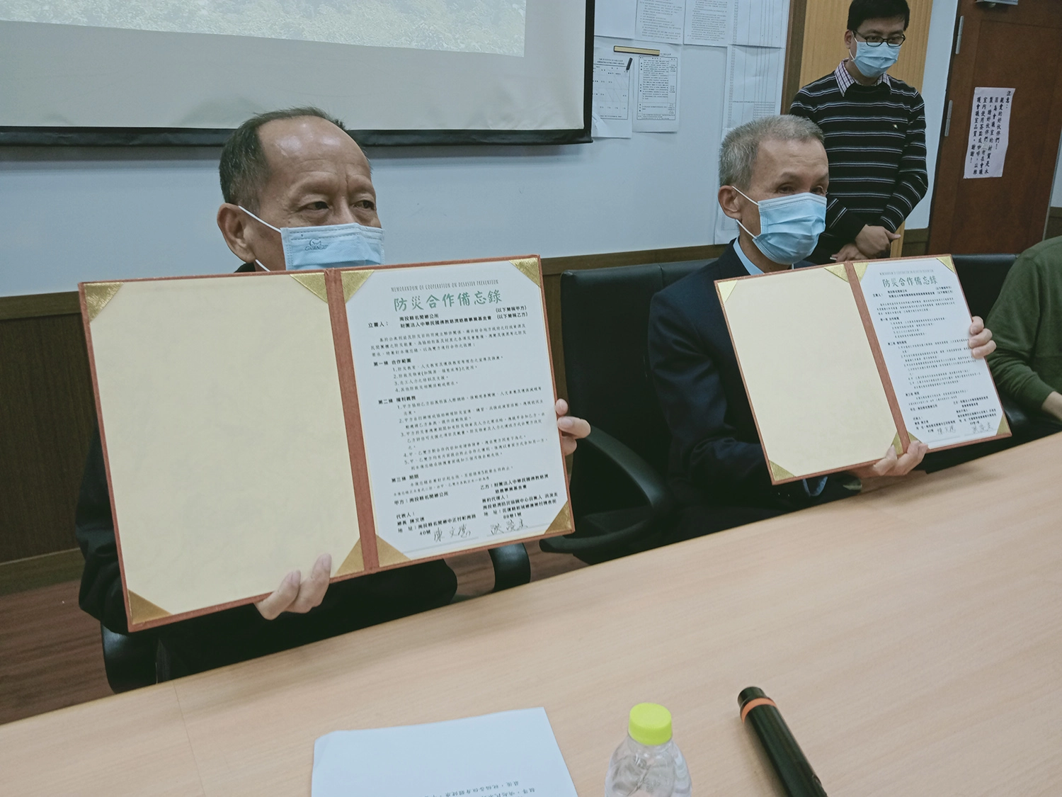 慈濟與南投縣名間鄉公所12月8日簽署防災合作備忘錄，由鄉長陳文德(左)、慈濟志工洪浚圭(右)代表簽訂。(攝影：許昆龍)