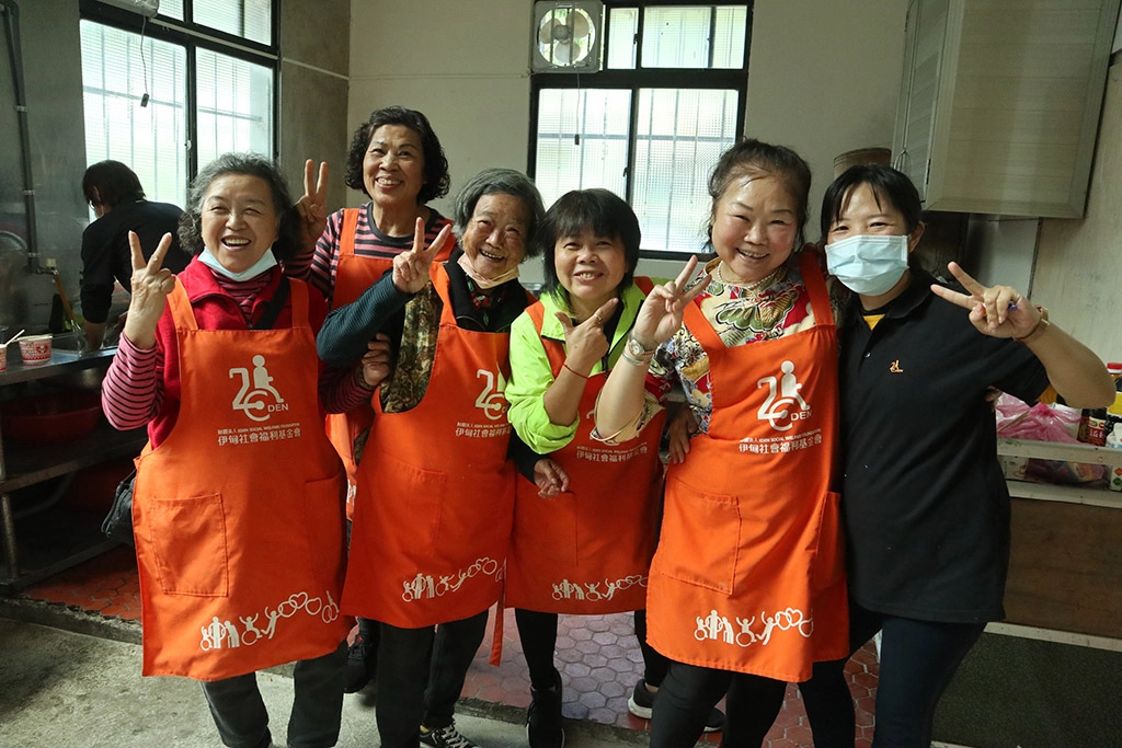 享有地主優勢的坪林水柳腳公托，由長輩和志工攜手，推出包括地瓜粉、炒米粉、麻油雞、蜜香茶凍等超多好味道。(伊甸基金會提供)