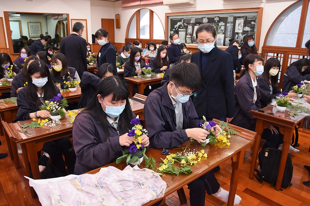 藉由插花培養孩子的耐心，放鬆課業壓力。