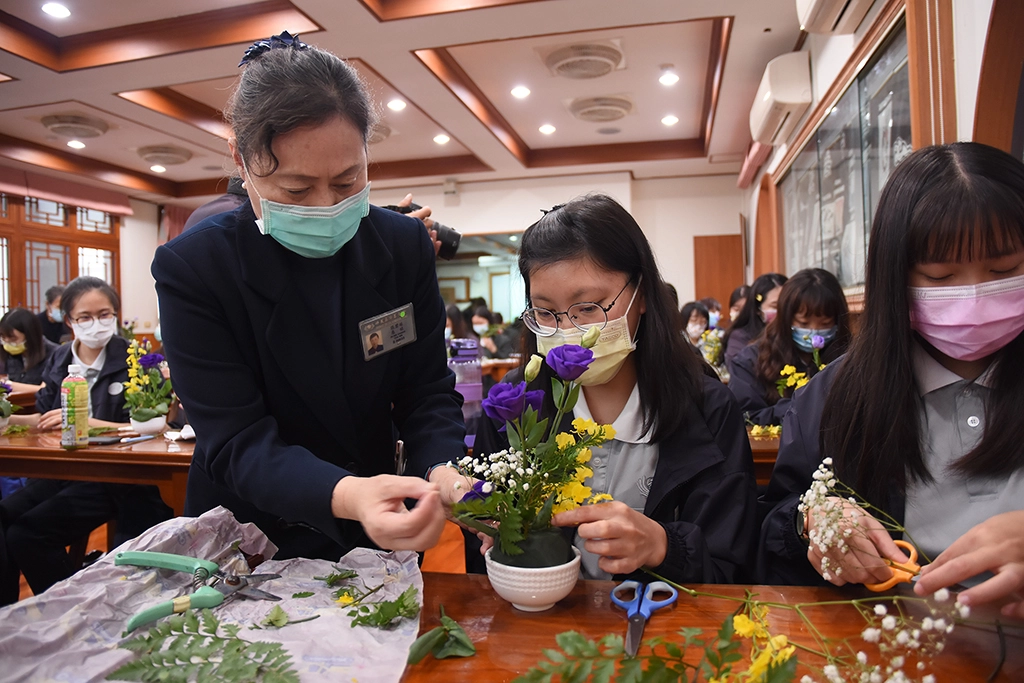 透過插花轉換心情，進一步達到靜心、淨心。