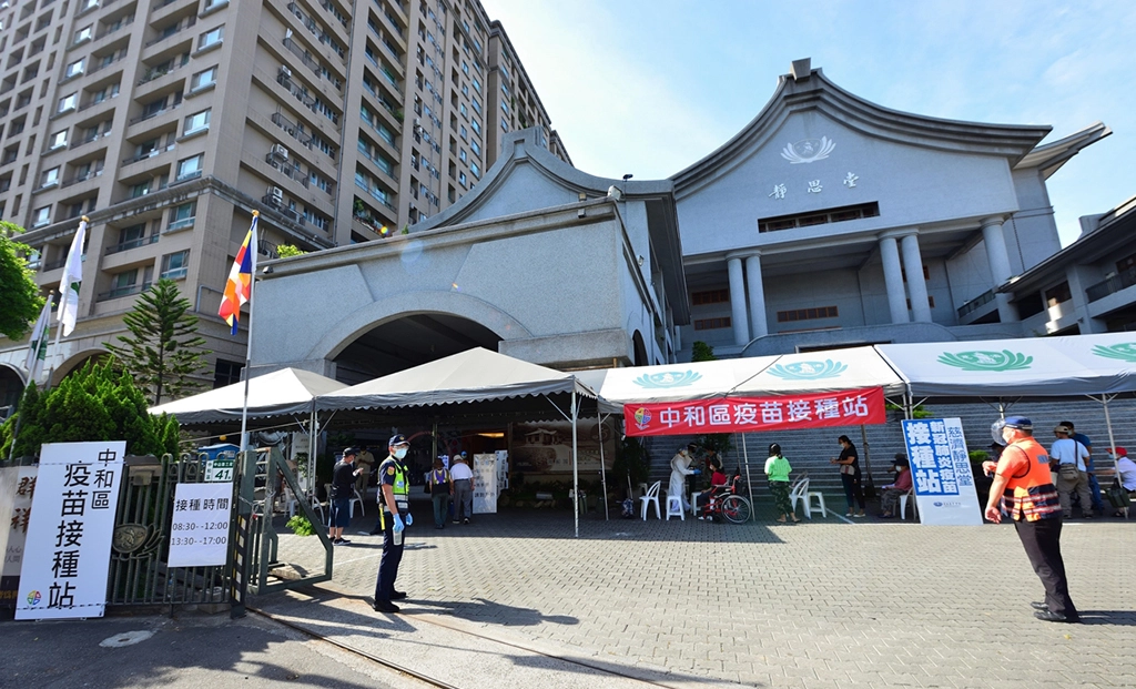 慈濟基金會在新北市轄內的五個靜思堂，包含新店、雙和、板橋、三重、蘆洲，配合政府特地規劃空間及動線，全力支援提供成為疫苗施打站。