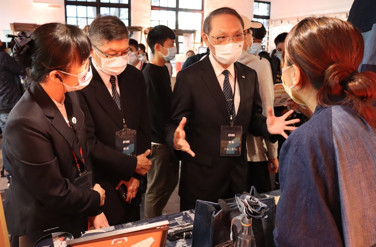 慈濟基金會顏博文執行長(左三)、劉效成副執行長(左二)與青年團隊交流勉勵，傾聽年輕人的分享。