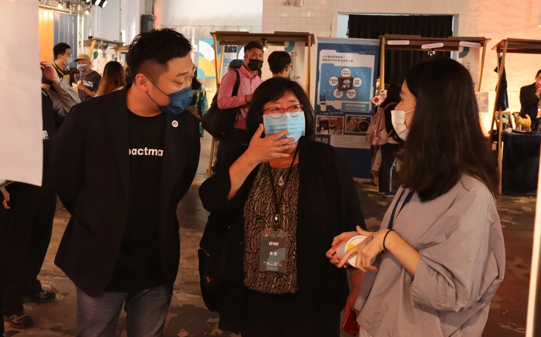 教育部青年發展署王育群副署長(中)出席成果發表會給予青年團隊鼓勵。