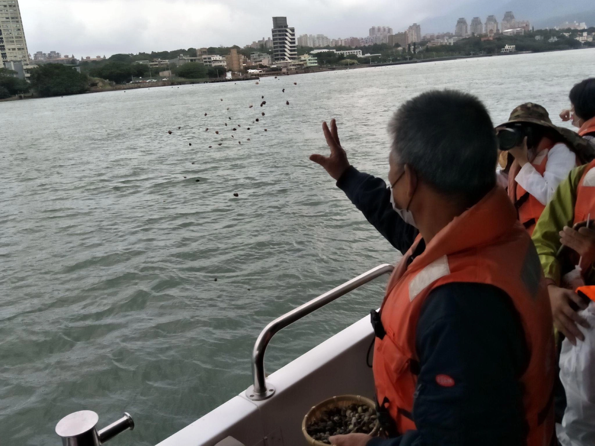 民眾體驗文蛤放流活動畫面。