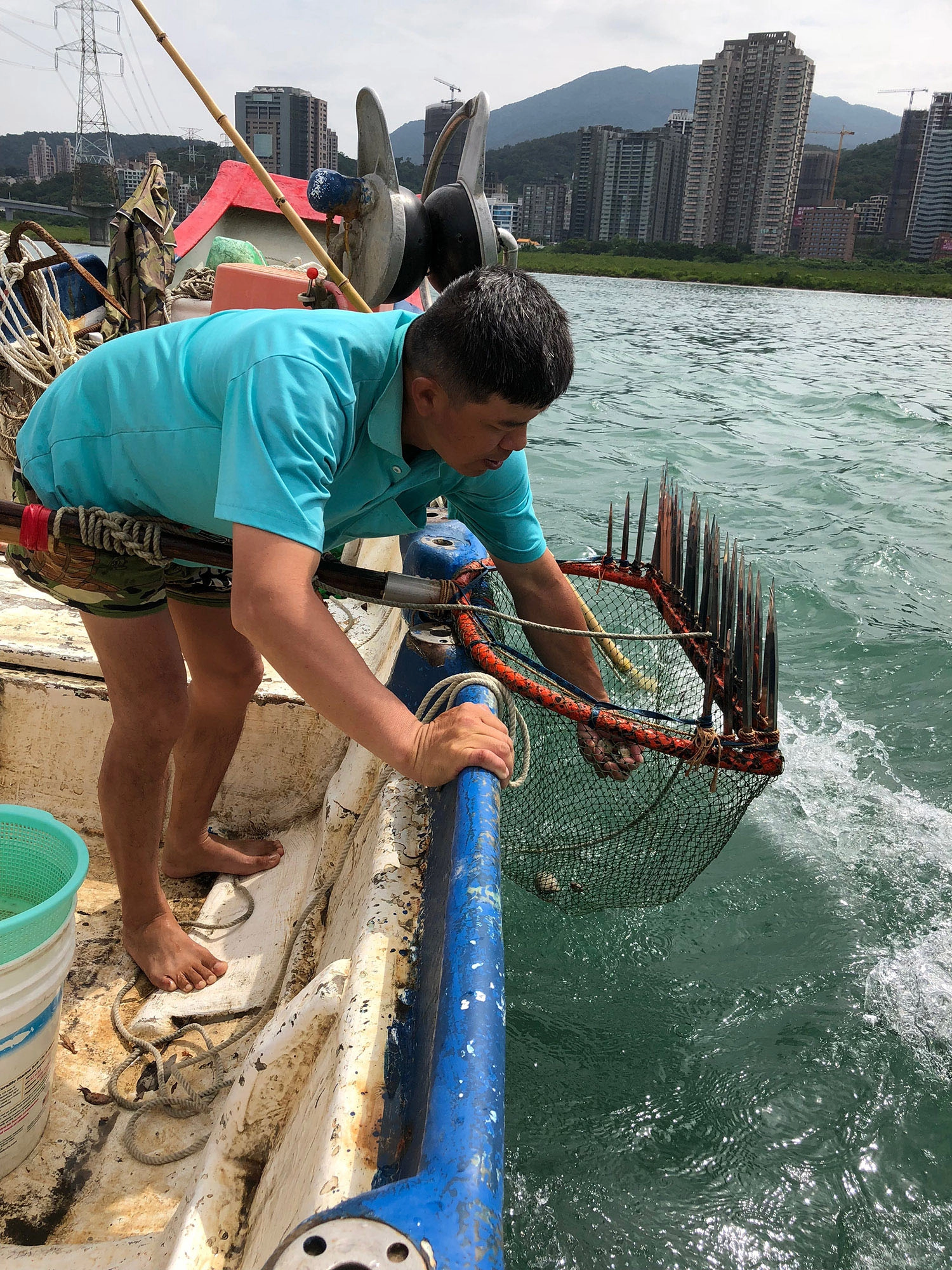 漁民黃振興採集文蛤畫面。