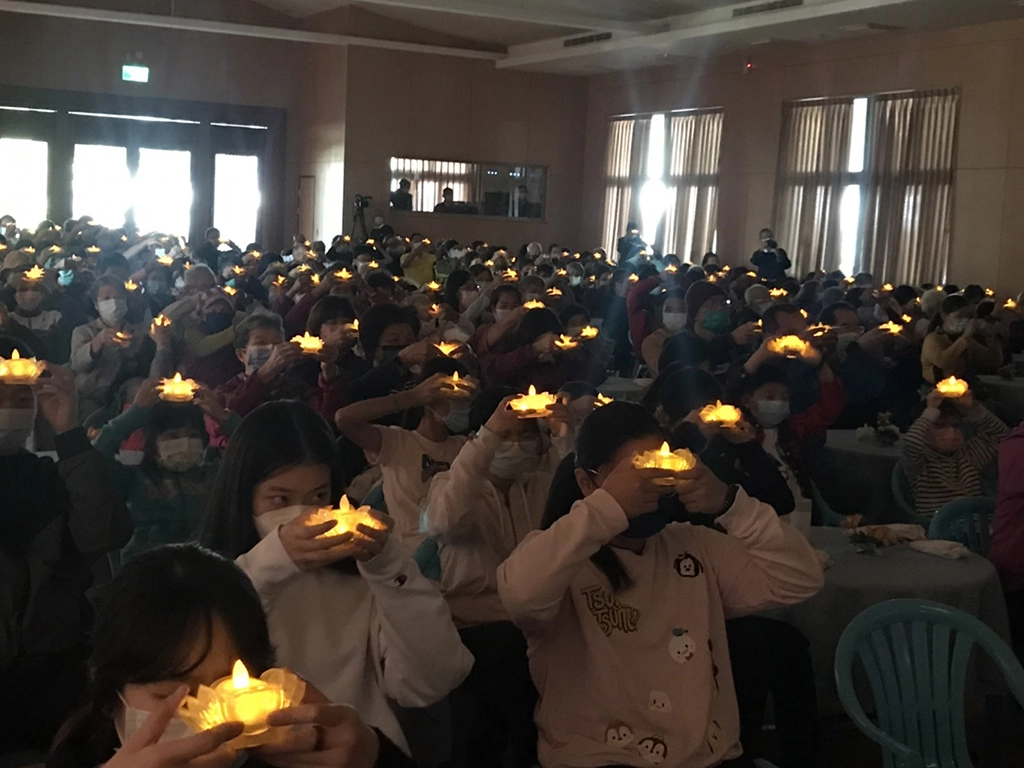 慈濟佳里聯絡處舉行社區歲末祝福，精舍師父帶領會眾點燈祈禱。(黃惠 拍攝)