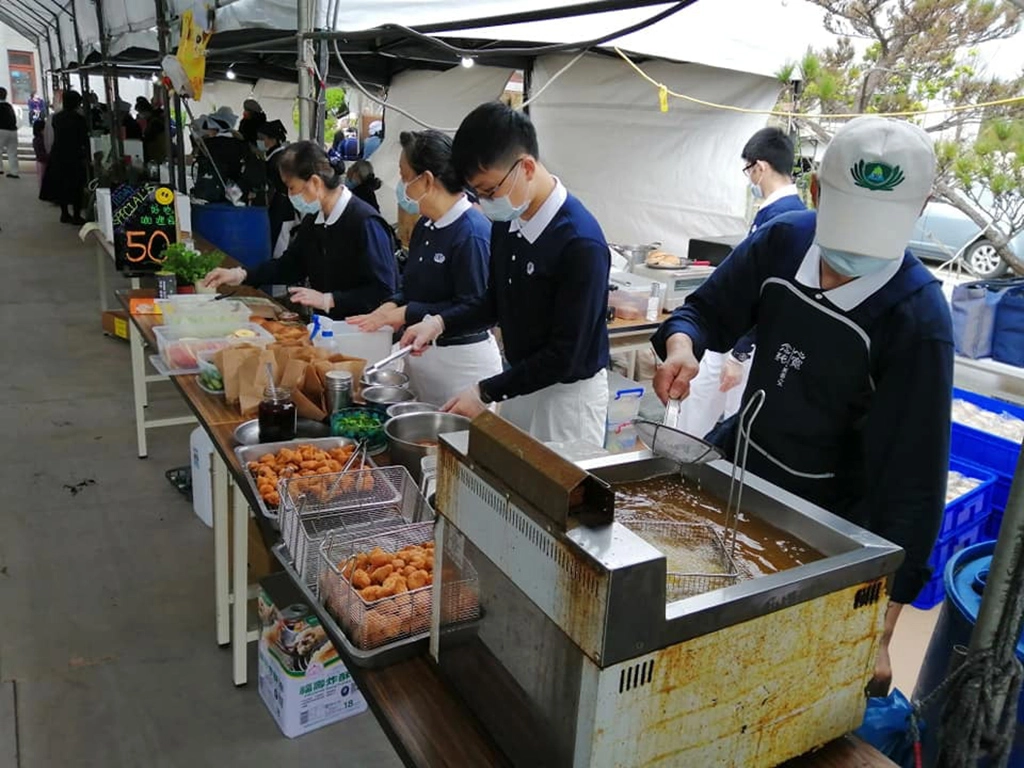慈濟新竹聯絡處舉行社區歲末祝福，會場外設置蔬食美食區。