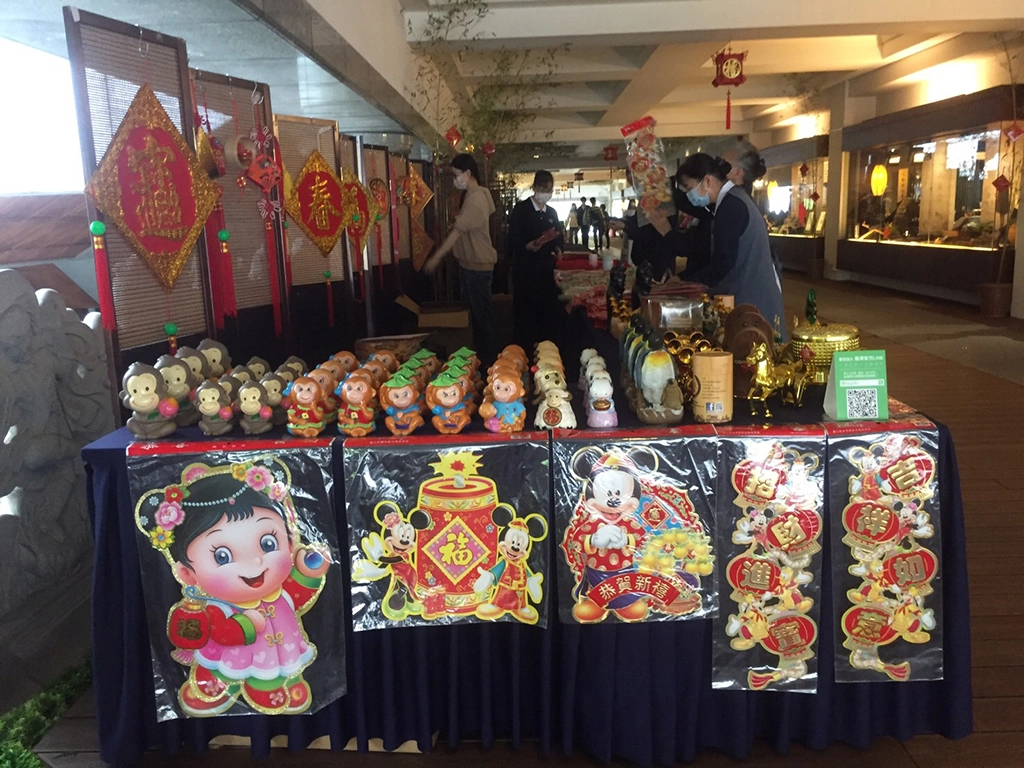慈濟花蓮靜思堂舉行社區歲末祝福，靜思堂入口處佈置得喜氣洋洋。(慈濟基金會 提供)