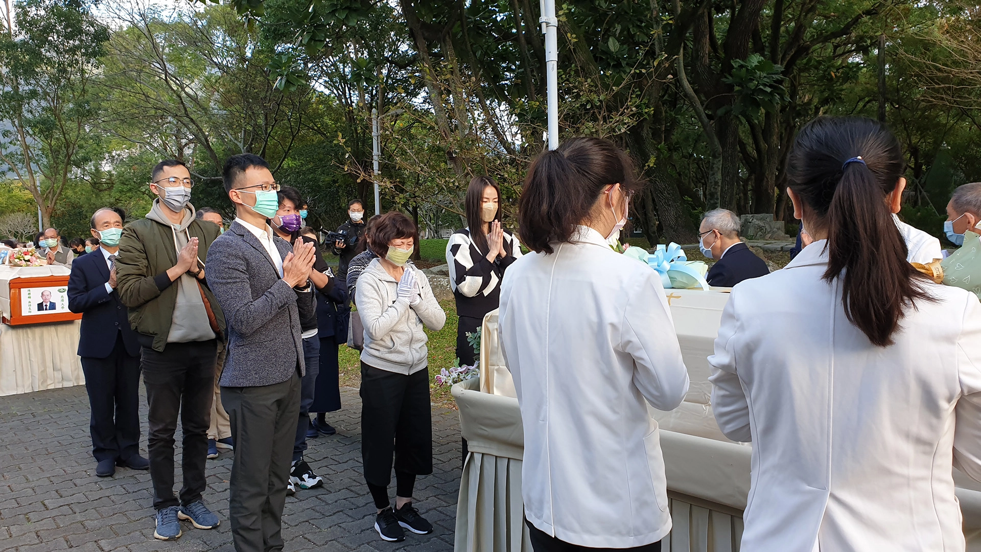 劉文錦老師的兒子劉建宏是慈大89級生科系的校友，這裡是他曾經學習的場所，卻沒想到也成為他父親最後圓滿心願的地方。